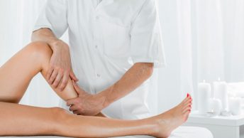Profesional hace un drenaje a una chica con edema