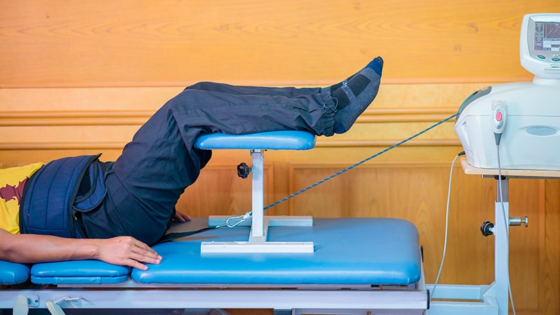 Cuándo emplear las tracciones articulares 1 Realizando tracción lumbar a un paciente