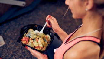 Chica come después de hacer ejercicio