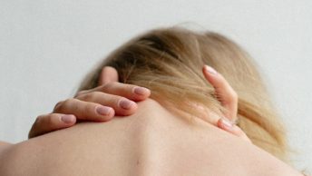 Chica con molestias por tortícolis