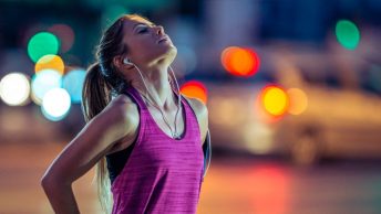 Chica respirando durante una carrera
