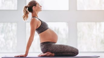 Embarazada haciendo ejercicios de Pilates