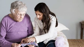 Sanitario ayuda a persona mayor