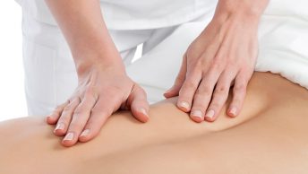 Masaje a persona con fibromialgia