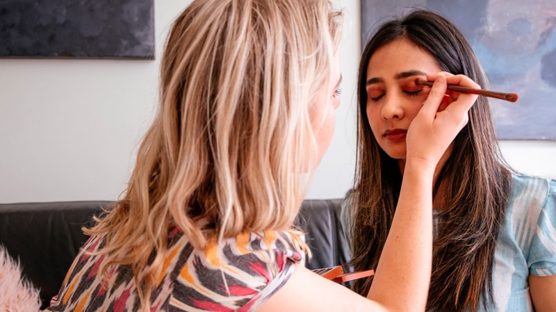 Profesional maquillando a una mujer