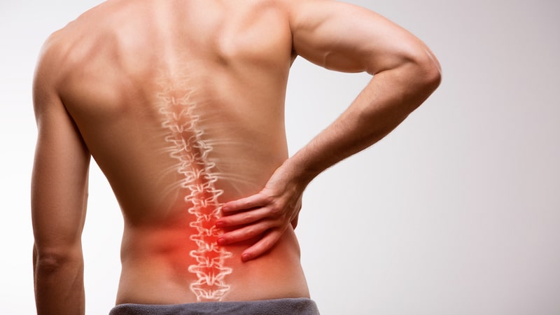 Hombre con dolor de espalda provocado por el estrés de sus emociones