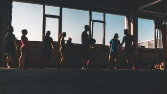 Grupo en el gimnasio haciendo xtreme fit