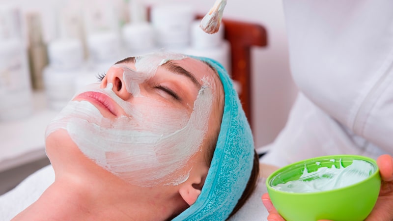 Mujer recibiendo un tratamiento de belleza