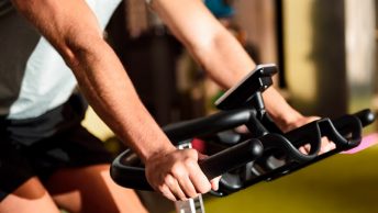 Brazos de un deportista haciendo spinning