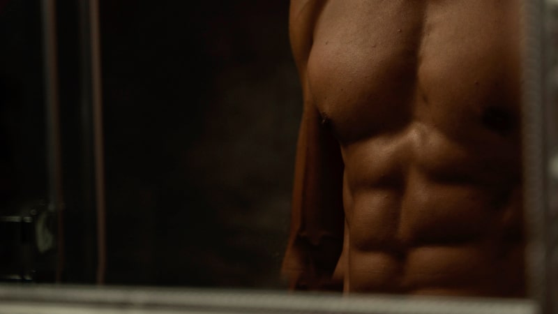 Fortalecer los abdominales sin conseguir la tableta 1 Chico con abdominales frente al espejo
