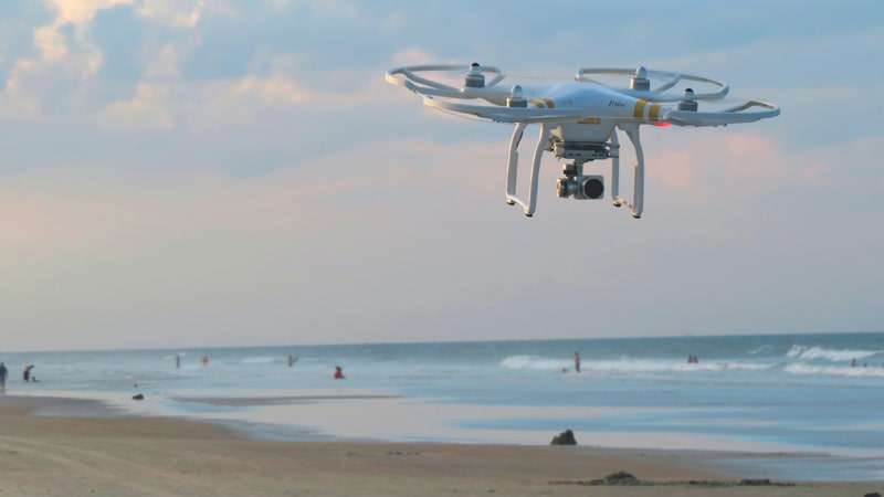 Drone grabando en la playa