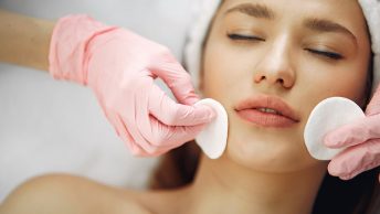 Limpieza facial a una mujer
