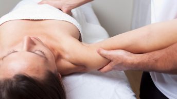 Osteópata con una clienta