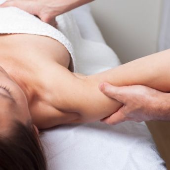 Osteópata con una clienta