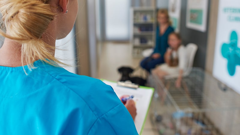 Cómo tratar a los clientes más difíciles en una clínica veterinaria 1 Sala de espera de una cínica veterinaria