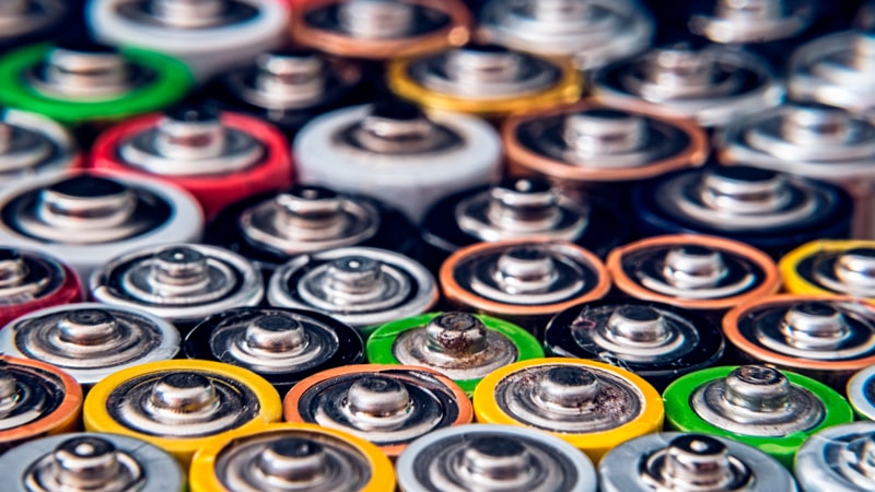 ¿Qué pasa si un perro se come una pila? 1 Pilas AA amontonadas