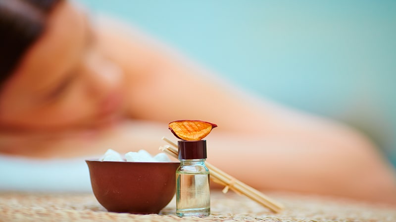Chica en sesión de aromaterapia