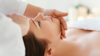 Mujer en una terapia craneosacral