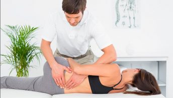 Osteópata con una paciente con ciática