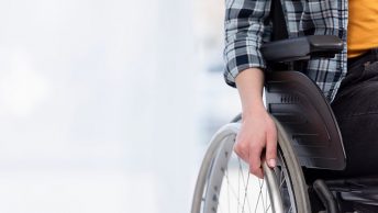 Persona con esclerosis en silla de ruedas