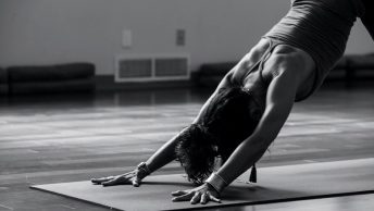 Una chica estira en clase de Pilates
