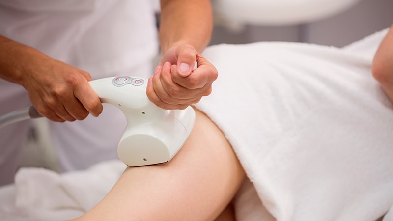 Tratamiento anticelulitis con aparato vibrador