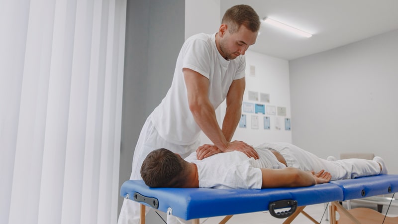 Osteópata trabajando con un paciente