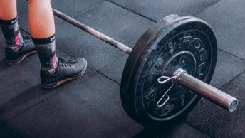 Chica levantando pesas