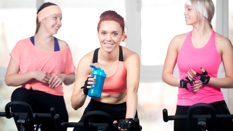 Chicas haciendo spinning