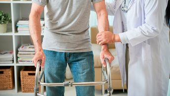Auxiliar de rehabilitación ayuda a un hombre