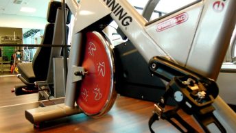 Primer plano de una bicicleta de spinning