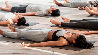 Grupo de chicas realizando el imprinting en Pilates