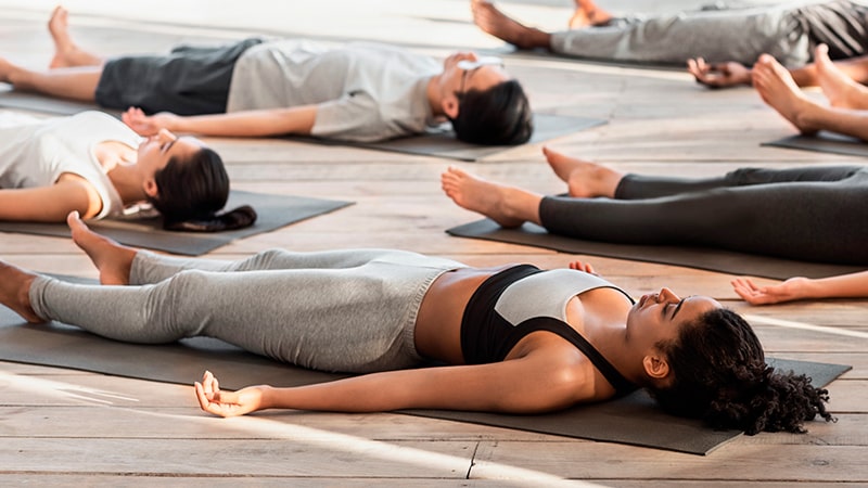 Grupo de chicas realizando el imprinting en Pilates