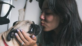chica-besa-perro-min