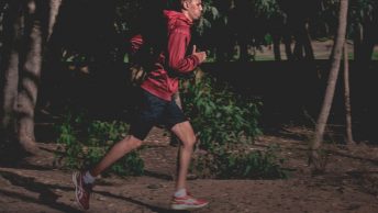 Hombre corre siguiendo las instrucciones de su entrenador personal