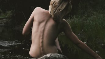 mujer-marca-columna-vertebral-min