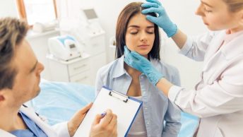 Auxiliar de medicina estética atiende a una paciente
