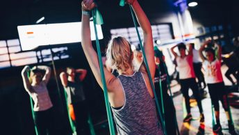 actividad-gimnasio-dirigida-musica-min