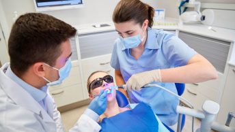 Auxiliar dental durante una intervención
