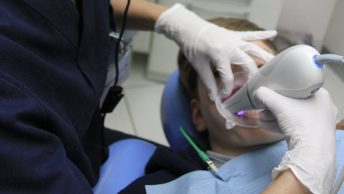 auxiliar-dental-clinica-postura-min