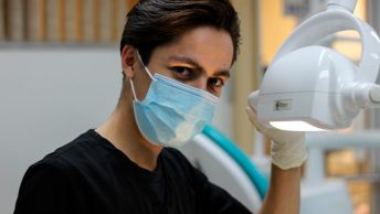 Auxiliar de clínica dental se prepara una prueba radiológica