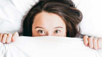 Chica en la cama no se puede dormir