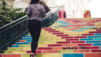 Mujer hace fitness subiendo escaleras
