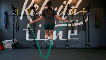 Chica intentando ponerse en forma