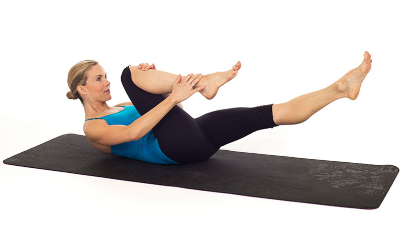 Cómo hacer el single leg stretch en pilates