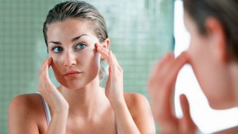 Qué son las manchas rojas de la cara 7 Chica con manchas rojas en la cara