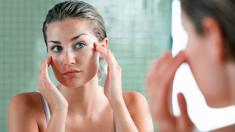 Qué son las manchas rojas de la cara 1 Chica con manchas rojas en la cara