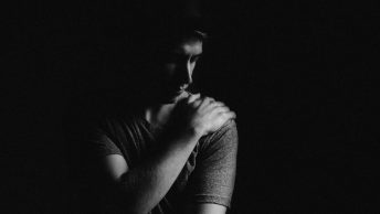 Hombre se queda de dolor tras un masaje