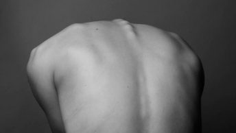 espalda-blanco-negro