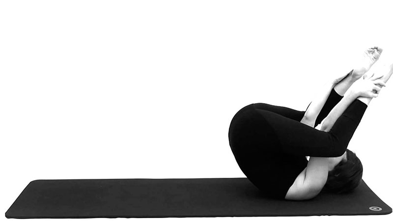 Ejercicios de Pilates: cómo hacer la foca (The Seal) correctamente 2 Hacer la foca en Pilates (The seal)